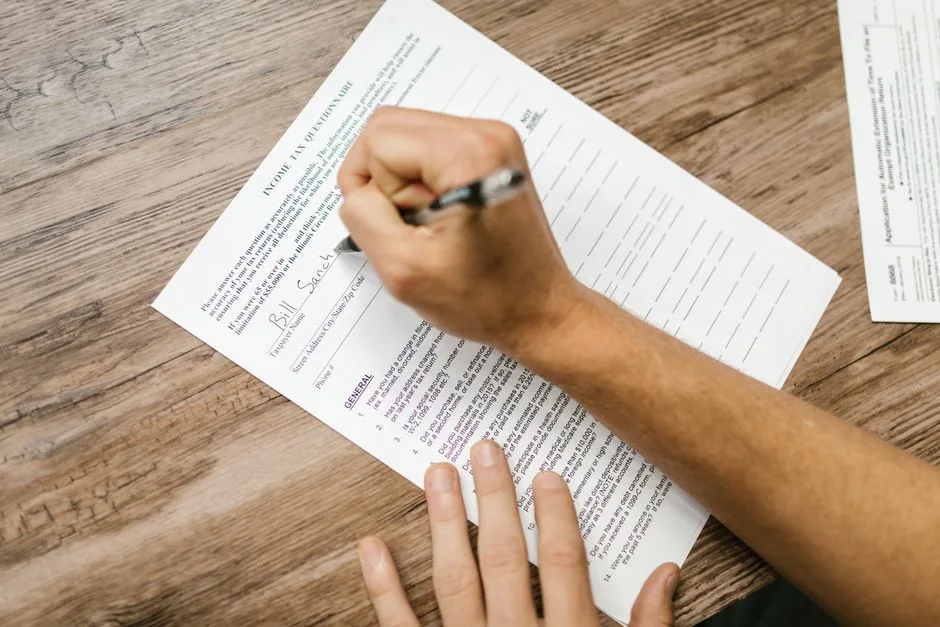 Deux adultes remplissent un dossier en ligne sur un ordinateur portable